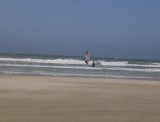 Surfers bij sterke wind