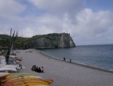 Kiezelstrand van Etretat met rotskust