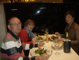 Samen aan tafel in een leuk restaurantje