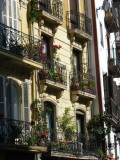 Woningen met bloemenbalkons