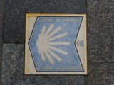 Een tegel in het trottoir van de aanduiding van het pelgrimspad