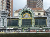 De gevel van het treinstation