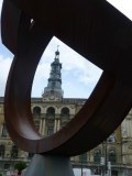 Een doorkijkje door het kunstwerk voor het gemeentehuis