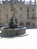 De fontein voor de zijingang van de kathedraal