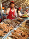 Overal op straat het beeld van eet kraampjes