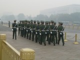 Soldaten op het plein van de Hemelse Vrede