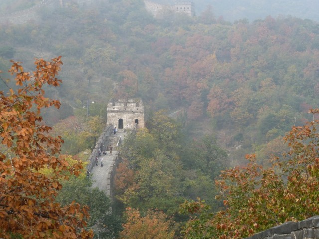 uitzicht vanaf de Chinese muur op het prachtige herfst landschap