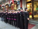 Personeel voor een restaurant in Beijing krijgt instructie en doen hun dagelijkse massage