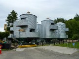 grappig gebouwde silo,s waar je kon slapen