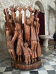 Beeld in de kerk uit 1 stuk boom