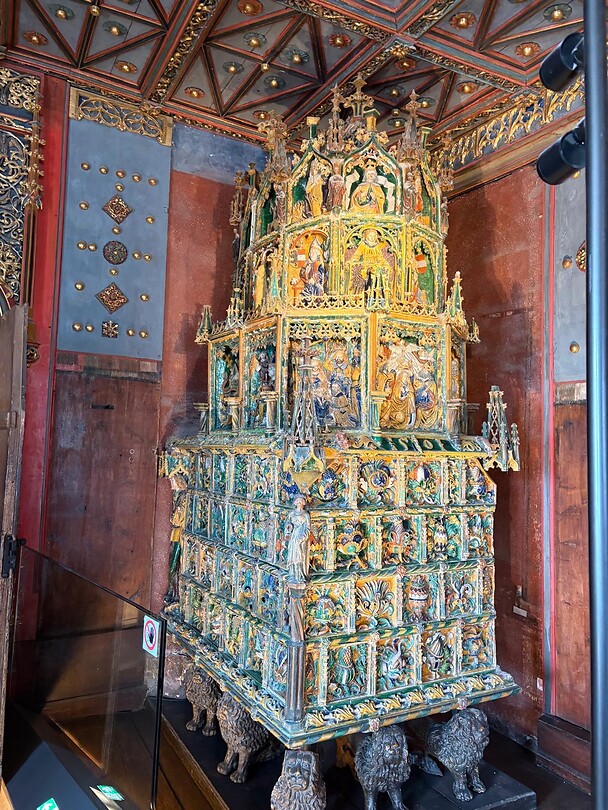 De prachtige tegelkachel in de gouden kamer