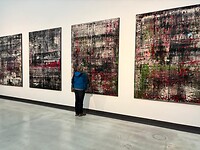 In het museum de werken van Gerhard Richter