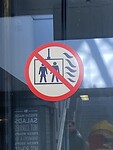 Wat betekent dit bord op de lift?