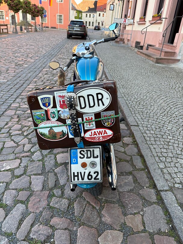 Deze mooie Jawa met stuurslot stond gisteravond op het plein geparkeerd.