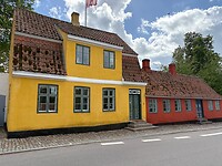 Kleurrijke huisjes tegenover de jeugdherberg.