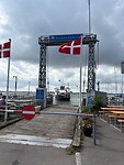 Zie ginds komt de veerpont aan in Kalvehave.