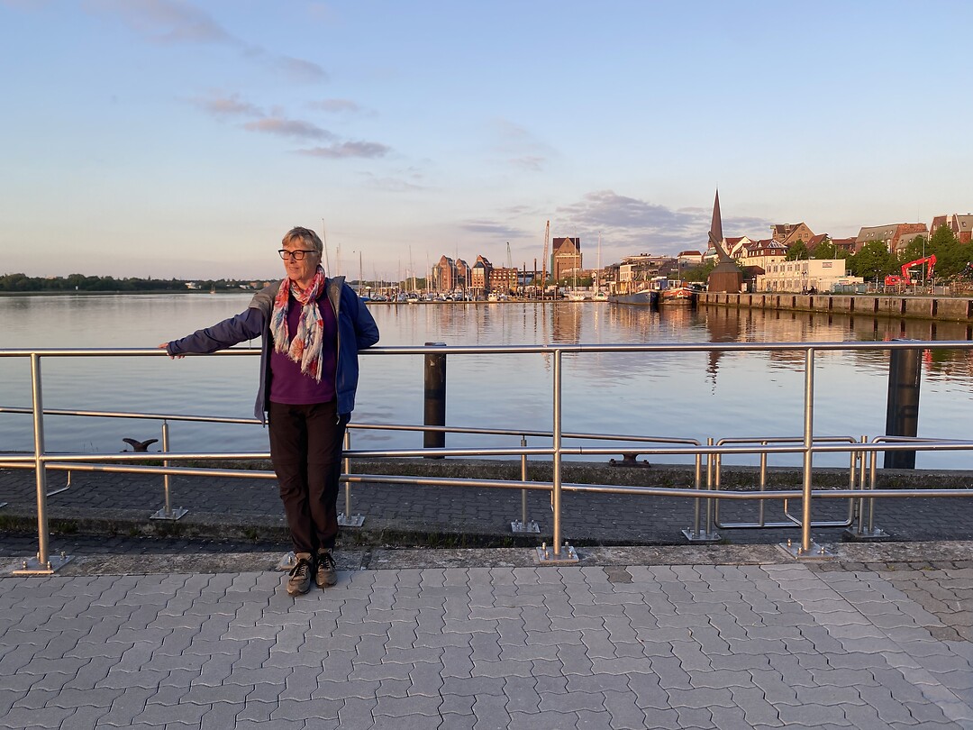 Flaneren langs de haven van Rostock.