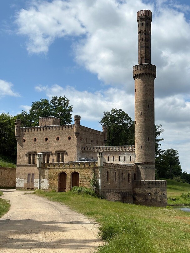 Damphmachinehaus voor de watervoorziening van de fonteinen.