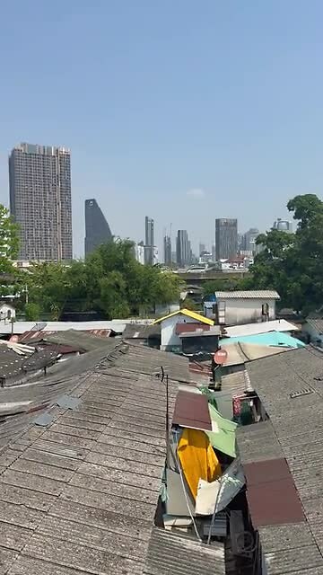 Khlong Toei versus Bangkok Skyline