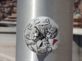 Hooligans, gewoon overal stickers plakken...