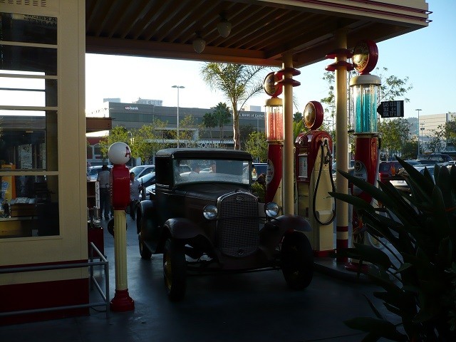 Oud benzinestation met dito auto