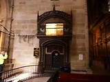 de hanen in de kathedraal
