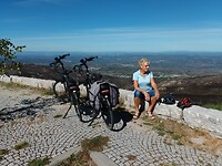 Op de fiets komen we ook hele verbrandde stukken tegen.