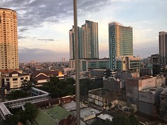 Skyline Jakarta bij licht (vanuit hotel)