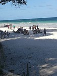 eerste blik op het strand, kamelen en verkopers