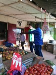 bananen kopen op de markt (erg droog, bah)