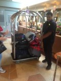 Piccolo brengt onze bagage naar de hotelkamer