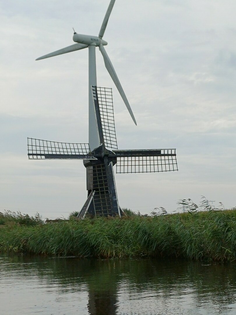 Oude molen en jonge neef