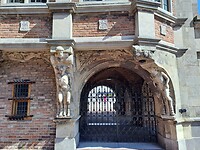 Saterfiguren aan gevel Duivelshuis