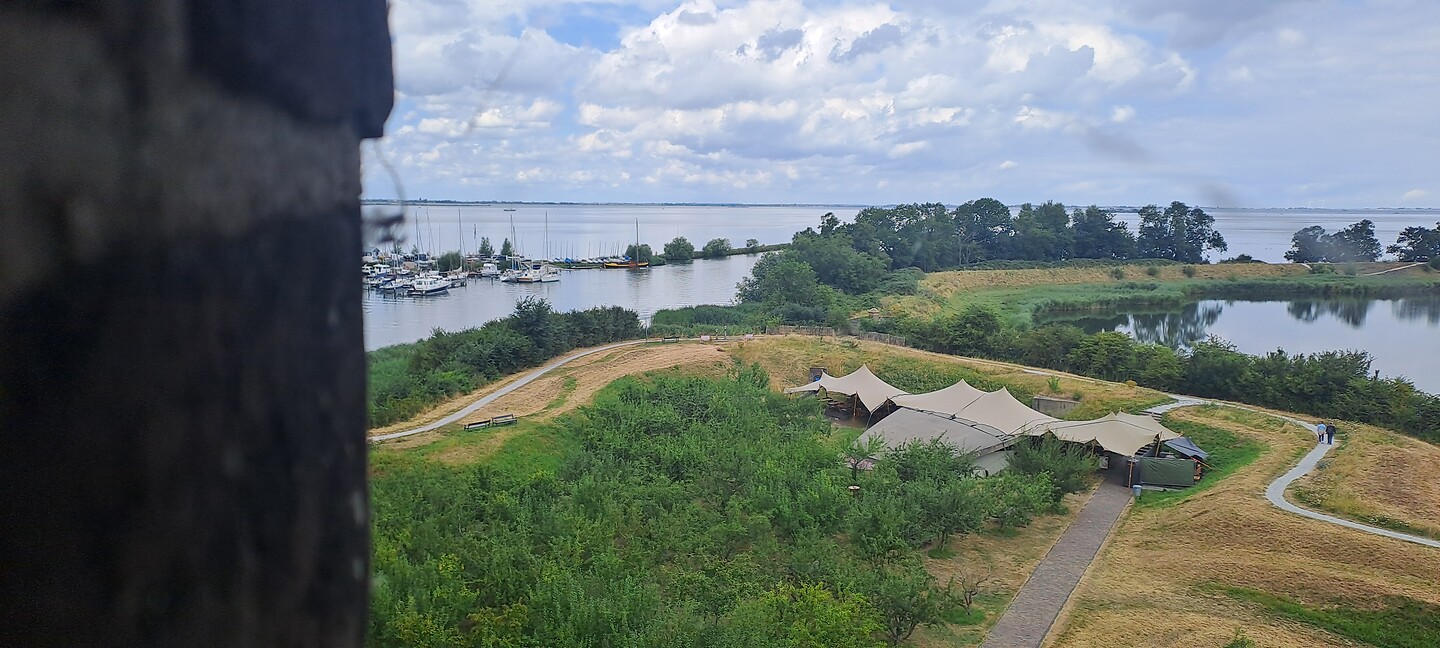 De Vecht, uitmondend in het IJmeer.