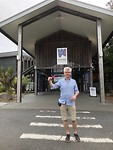 Jasper voor de ingang van Waitangi Treaty Grounds.