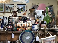 er zijn ook Nederlandse souveniers te koop in de antiekzaakjes van Nelson