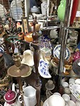 er zijn ook Nederlandse souveniers te koop in de antiekzaakjes van Nelson