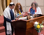 Amanda leest voor uit de Torah