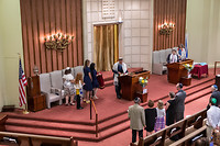 Stefanie en Michelle undress the Torah