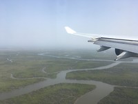 uitzicht vanuit het vliegtuig boven Conakry (Guinee)