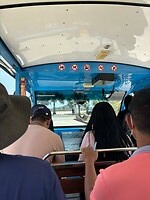 De bus naar de beelden