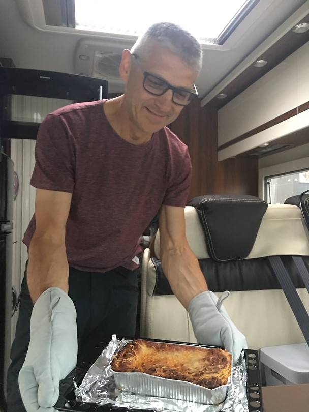 Lasagne, tijdens het wachten op de depaneur nog snel gekocht bij de plaatselijke traiteur
