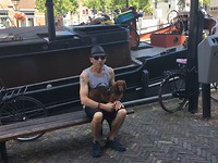 Effe bekonen op een bankje... warm...te warm