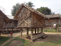 Voedselopslaghuisje in Khmu-dorpje