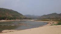 Oever van dorp aan de Mekong