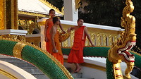 Monniken in de Wat Sainyaphum tempel