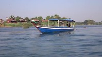 Een passerende longtailboot