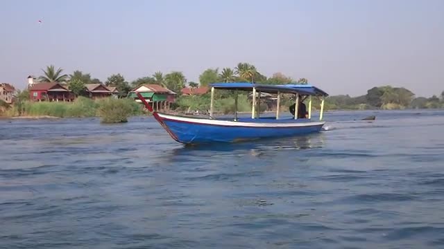 Een passerende longtailboot