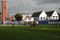 De bal spelen