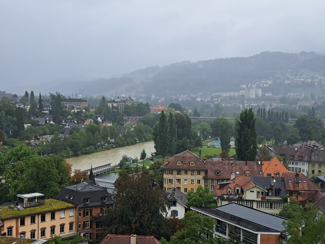 Uitzicht over regenachtig Bern